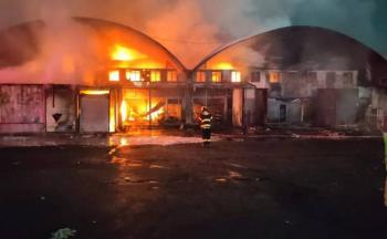 Incendio en la Central de Abasto de Iztapalapa consume cinco bodegas y 70 locales