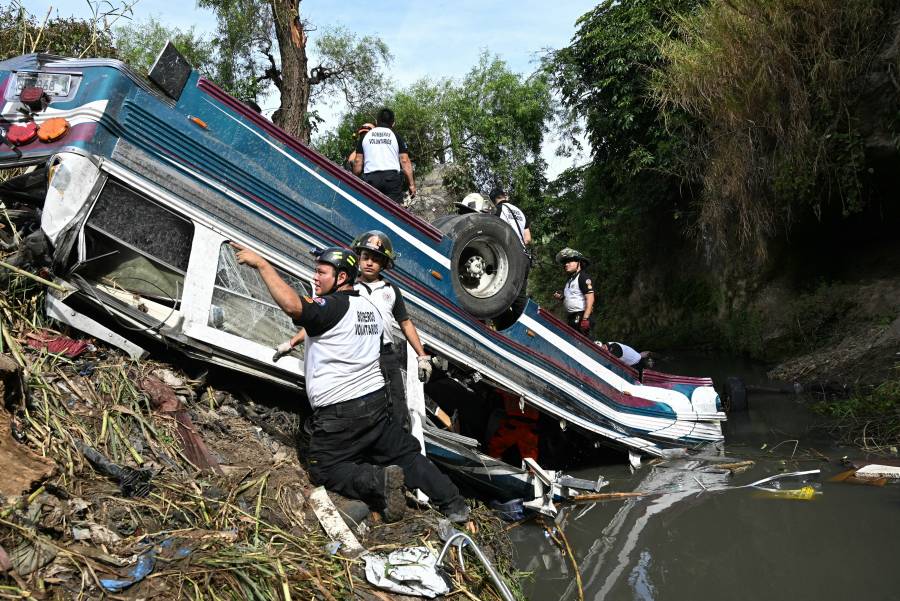 Autobús cae a barranco y enluta a Guatemala con al menos 52 muertos
