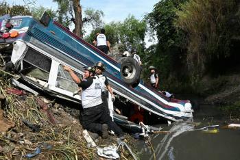 Autob&uacute;s cae a barranco y enluta a Guatemala con al menos 52 muertos