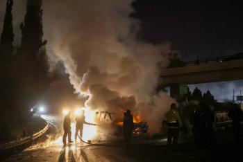 Vehículo de la ONU incendiado y comandante herido durante protesta de partidarios de Hezbolá