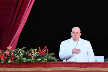 El papa Francisco, hospitalizado por una bronquitis, durmi&oacute; bien