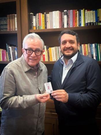 Gobernador Rub&eacute;n Rocha Moya recibe credencial de afiliaci&oacute;n a Morena de manos de Andr&eacute;s L&oacute;pez Beltr&aacute;n