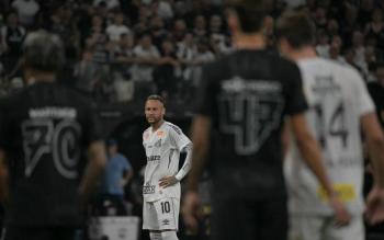 Gola y asistencia : Neymar firma su primera gran noche desde su retorno al Santos