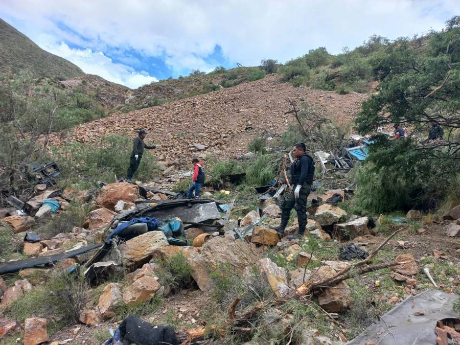 Al menos 30 muertos al precipitarse autobús por un barranco en Bolivia