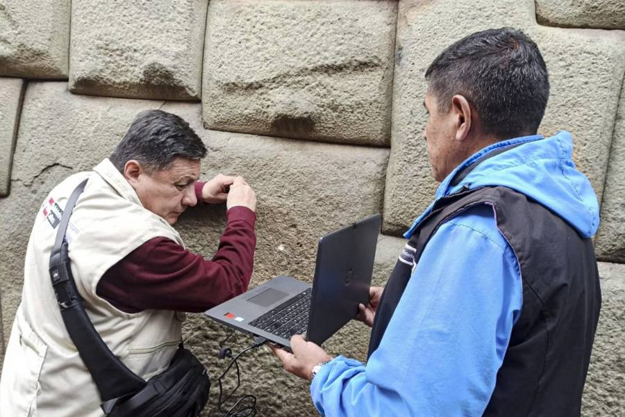 Homem vandaliza Pedra dos 12 &Aacute;ngulos en Cusco