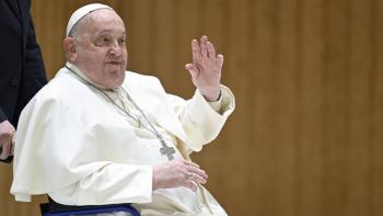 Papa Francisco es diagnosticado con neumon&iacute;a bilateral y enfrenta infecci&oacute;n respiratoria compleja