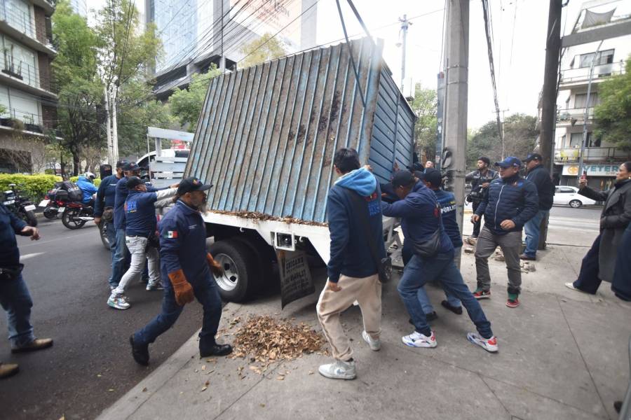 Alcald&iacute;a Cuauht&eacute;moc retira estructuras met&aacute;licas instaladas sin autorizaci&oacute;n en la v&iacute;a p&uacute;blica