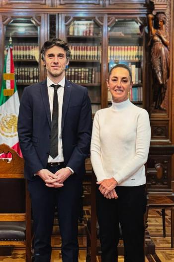 Presidenta de M&eacute;xico se re&uacute;ne con defensor de Pedro Castillo en Palacio Nacional