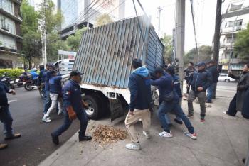 Alcald&iacute;a Cuauht&eacute;moc retira estructuras met&aacute;licas instaladas sin autorizaci&oacute;n en la v&iacute;a p&uacute;blica