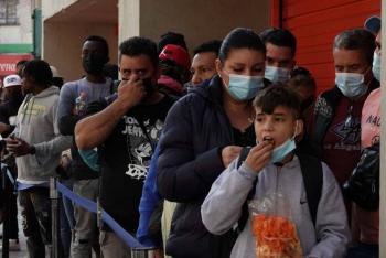 Detienen a 25 migrantes en carretera a Ciudad Ju&aacute;rez; viajaban en caja de tr&aacute;iler