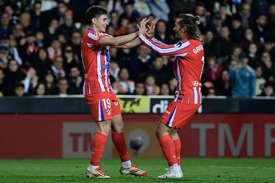 Atlético vence en Valencia y es líder provisional