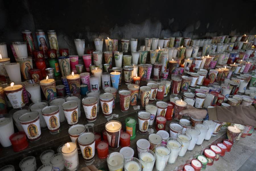 Mexicanos piden a la virgen de Guadalupe por la salud del papa Francisco