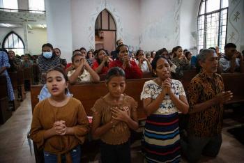 El papa Francisco contin&uacute;a en estado 