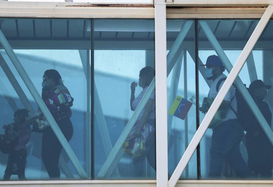 Venezuela repatr&iacute;a a 242 migrantes desde M&eacute;xico, incluidos mujeres y ni&ntilde;os