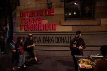 Detienen a funcionarios que agredieron a lideresa trans en la Alameda Central
