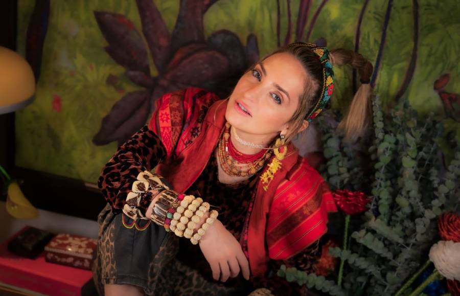 Mirella Cesa presenta “Para Encajar”, una poderosa canción sobre la autenticidad y el valor de ser uno mismo
