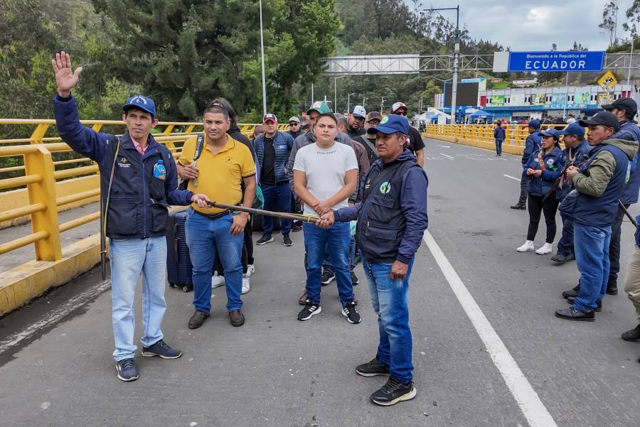 Indígenas colombianos bloquean la frontera con Ecuador por supuestos abusos de sus militares