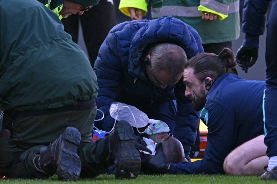 Mateta, delantero del Crystal Palace, ingresado al hospital tras recibir fuerte entrada en el rostro