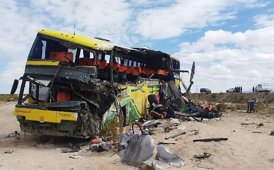 Choque de autobuses deja 37 muertos en Bolivia