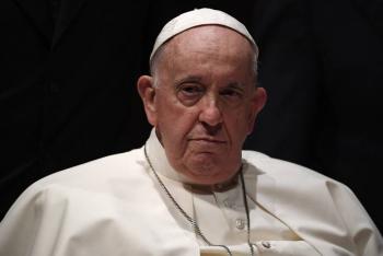 Papa Francisco pasa una 