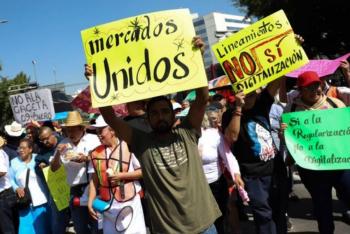 Megamarcha de comerciantes en CDMX provoca afectaci&oacute;n en avenidas principales