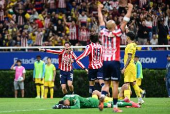 Chivas vence al Am&eacute;rica con autogol de C&aacute;ceres en la Concacaf Champions Cup