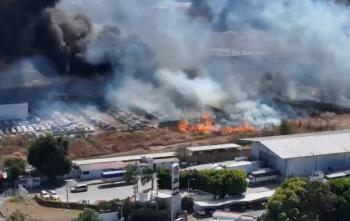 Incendio arrasa concesionaria en Zapopan: 450 veh&iacute;culos calcinados y millonarias p&eacute;rdidas