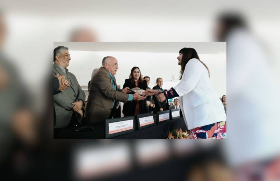 Reconocen a docentes por su trayectoria en aniversario de la BECENE