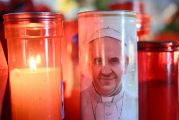 El papa Francisco, con voz cansada, agradece 