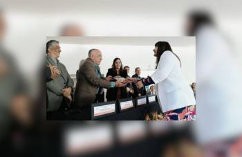 Reconocen a docentes por su trayectoria en aniversario de la BECENE