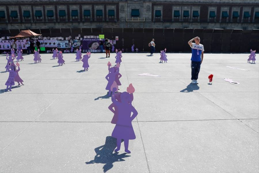 Madres de víctimas de feminicidio protestan en el Zócalo previo al 8M