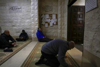 Cientos de jud&iacute;os ultraortodoxos ingresan al L&iacute;bano para una ceremonia
