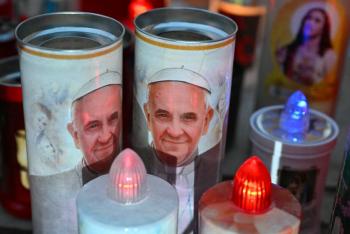 El papa Francisco se mantiene 