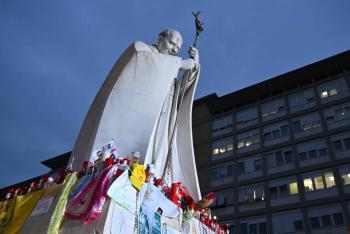 El papa Francisco muestra 