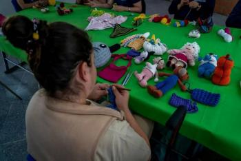 Internas de Santa Martha Acatitla fabrican y venden productos para solventar sus gastos dentro del reclusorio