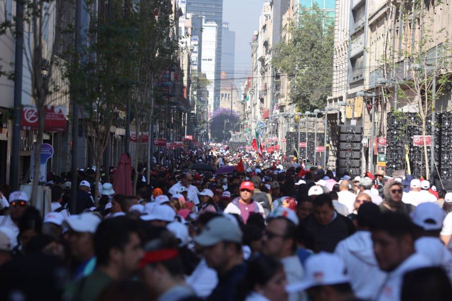 Arriban asistentes a festival de Sheinbaum en el Zócalo; se prevé una calurosa congregación