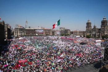 Miles de mexicanos celebran en el Z&oacute;calo el aplazamiento de los aranceles