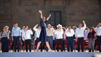 Sheinbaum agradece a empresarios su apoyo ante crisis diplom&aacute;tica con EU; ellos y ellas la acompa&ntilde;an en asamblea popular