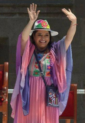 Clara Brugada celebra la suspensi&oacute;n de aranceles en multitudinaria asamblea en el Z&oacute;calo de la Ciudad de M&eacute;xico