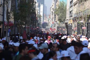 Arriban asistentes a festival de Sheinbaum en el Z&oacute;calo; se prev&eacute; una calurosa congregaci&oacute;n