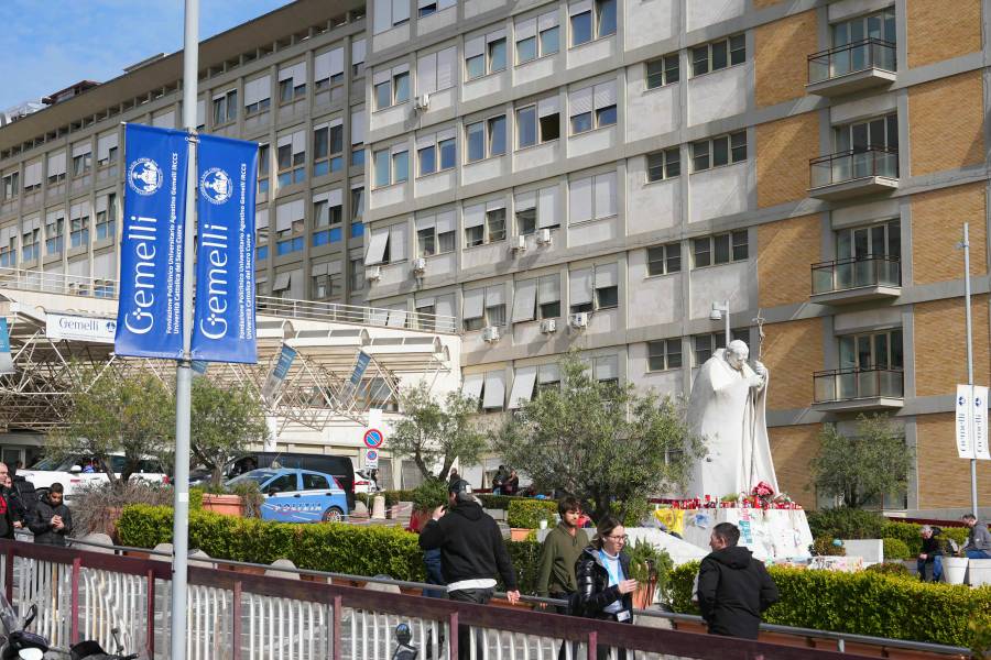 La salud del papa mejora y su pronóstico deja de ser reservado, anuncia el Vaticano