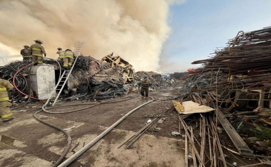 Incendio en dep&oacute;sito de residuos industriales de CFE en Xonacatl&aacute;n sigue activo tras 29 horas