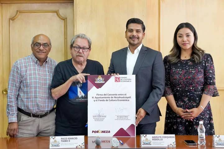 Firma Adolfo Cerqueda convenio con Paco Ignacio Taibo II Para fomentar lectura en Nezahualcóyotl