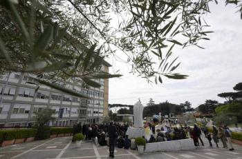 El estado de salud del Papa Francisco se mantiene estable con ligeras mejor&iacute;as