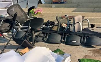 Protestas en Salina Cruz escalan: trabajadores incendian veh&iacute;culo y vandalizan oficinas
