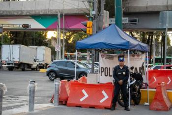 GAM refuerza seguridad con carpas de polic&iacute;a afuera de centros comerciales