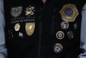 Detienen a mujer que se hac&iacute;a pasar por polic&iacute;a en la alcald&iacute;a Cuauht&eacute;moc