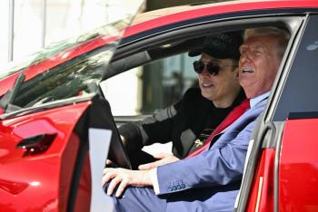 Trump dice que comprar&aacute; un Tesla en apoyo a su asesor Musk