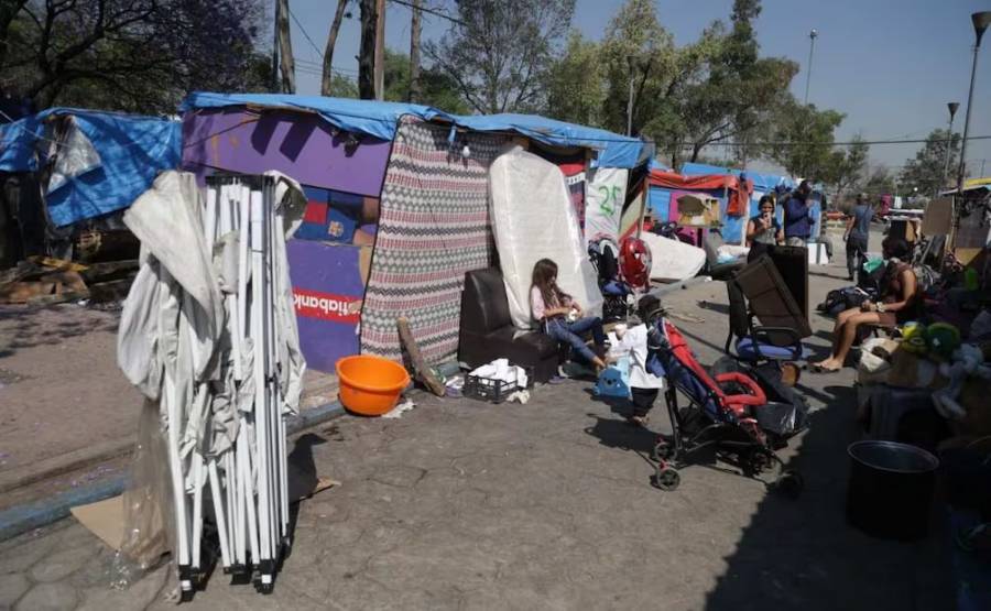 Migrantes en CDMX optan por regresar a su país tras desalojo en campamento de 100 Metros