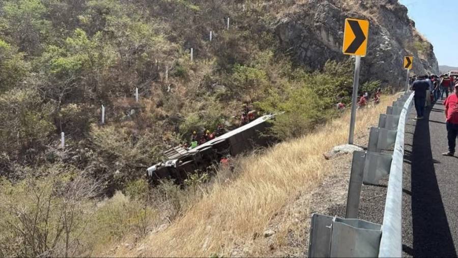 Suman 19 muertos por accidente de autobús en Oaxaca